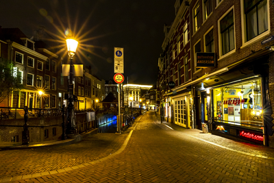 903721 Gezicht in de uitgestorven Vismarkt te Utrecht, op een donderdagavond om 21 uur, tijdens de maatregelen in ...